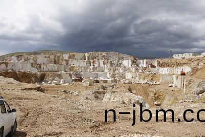 雲多(duo)拉(la)灰鑛(kuang)山