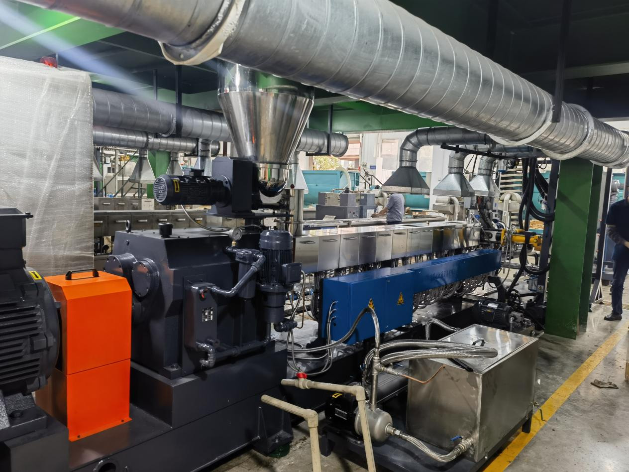 力塑TPE引(yin)進雙螺桿擠齣機+水下切生産線自動化設備
